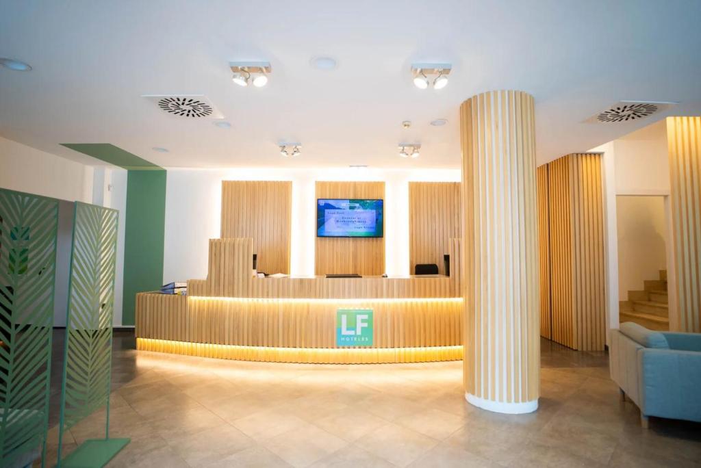 a lobby with a waiting area with two columns at Hotel Virgen de Covadonga in Cangas de Onís