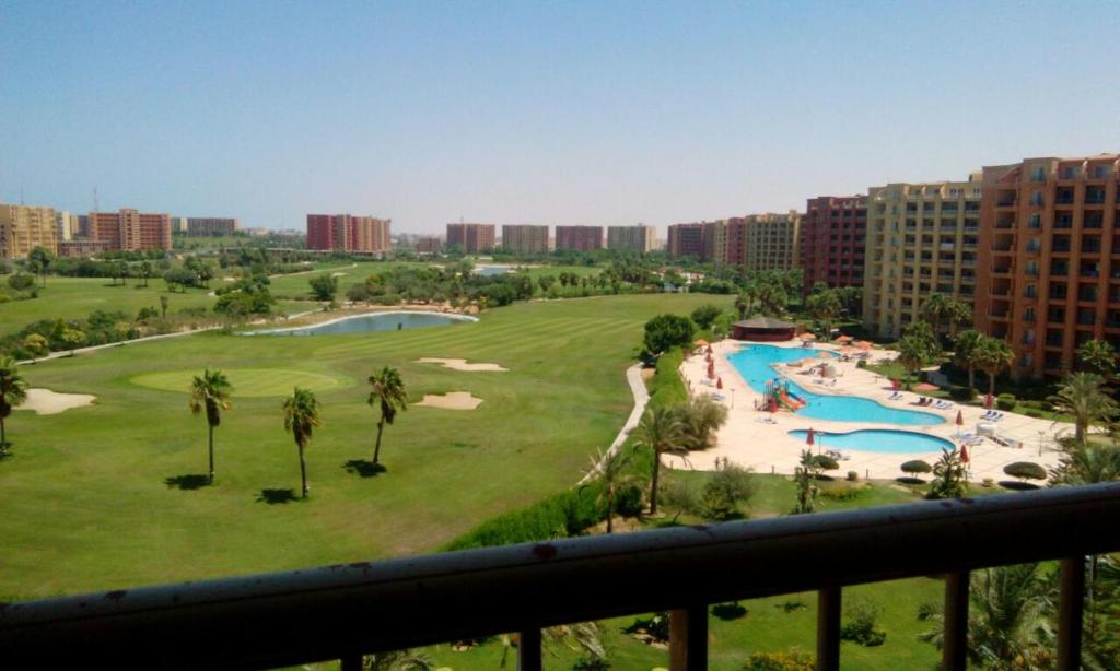- un balcon offrant une vue sur un complexe dans l'établissement Chalet in Golf Porto Marina golf & pool View Egyptian only, à El Alamein
