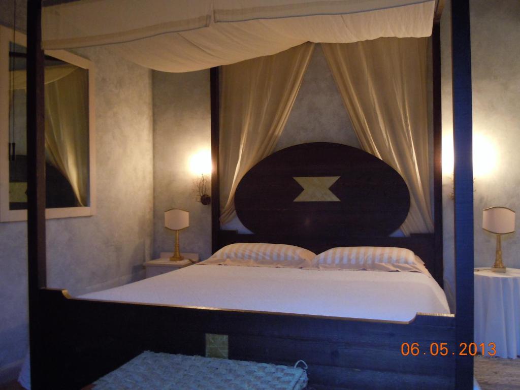 een slaapkamer met een groot bed met een baldakijn bij La Paloma B&B di Charme in Viterbo