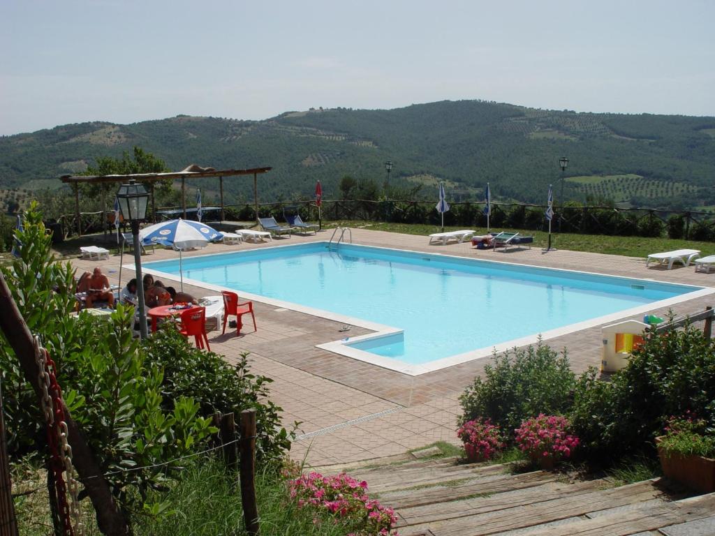 duży basen z górą w tle w obiekcie Casale Poggio Colpiccione w mieście Passignano sul Trasimeno
