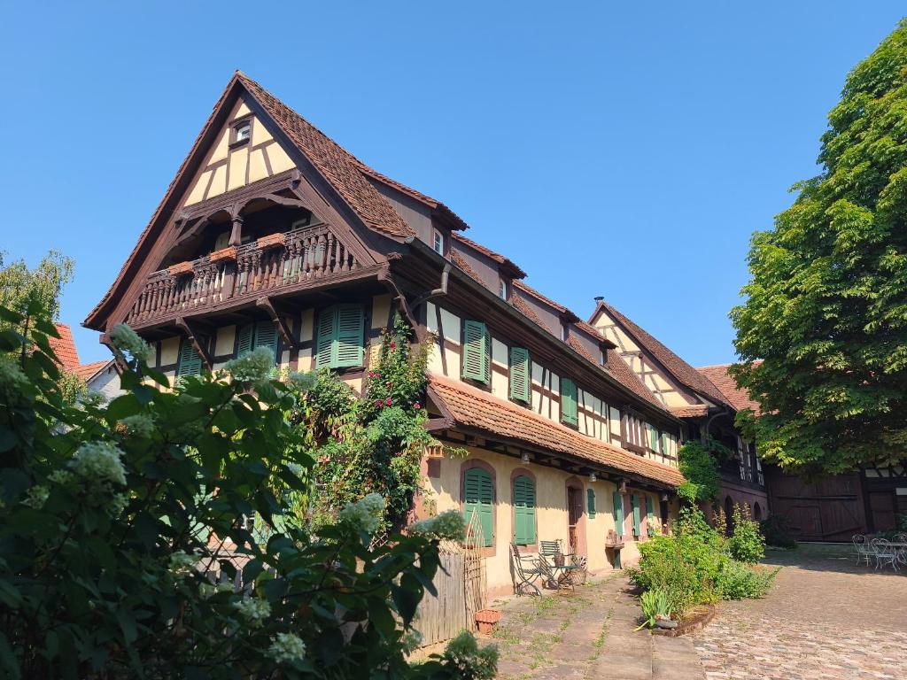 an old house with a gambrel roof at Au Fil du Temps in Imbsheim