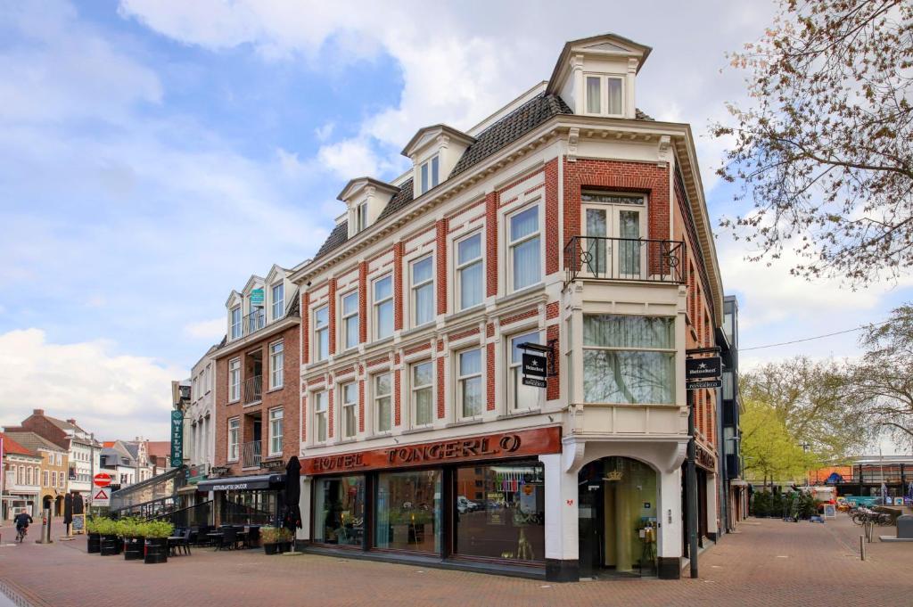 a tall building on a city street at Hotel Tongerlo in Roosendaal