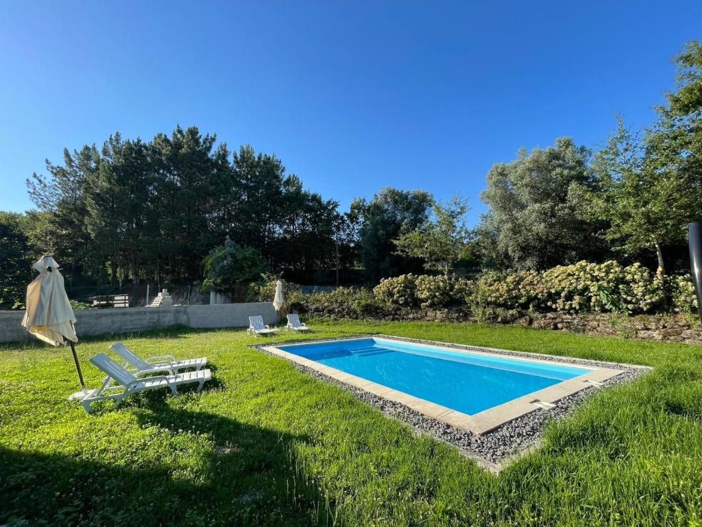 a swimming pool in the middle of a yard at Geres - Gateway House - Terras de Bouro in Terras de Bouro