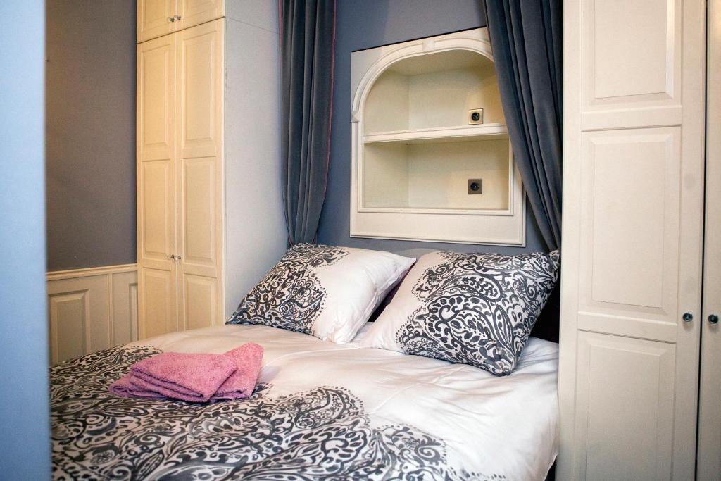 クラクフにあるRoyal Residence by OTRの枕2つが備わる客室の小さなベッド1台分です。