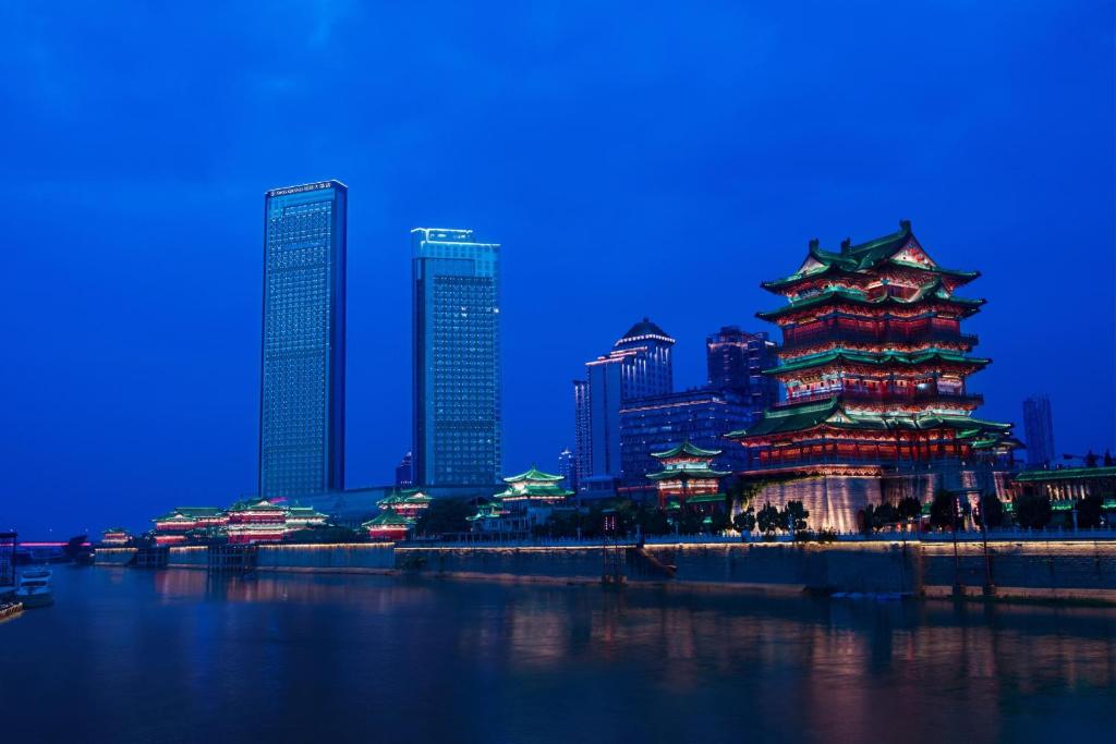 Blick auf eine Stadt mit einem chinesischen Turm in der Unterkunft Swiss Grand Nanchang in Nanchang