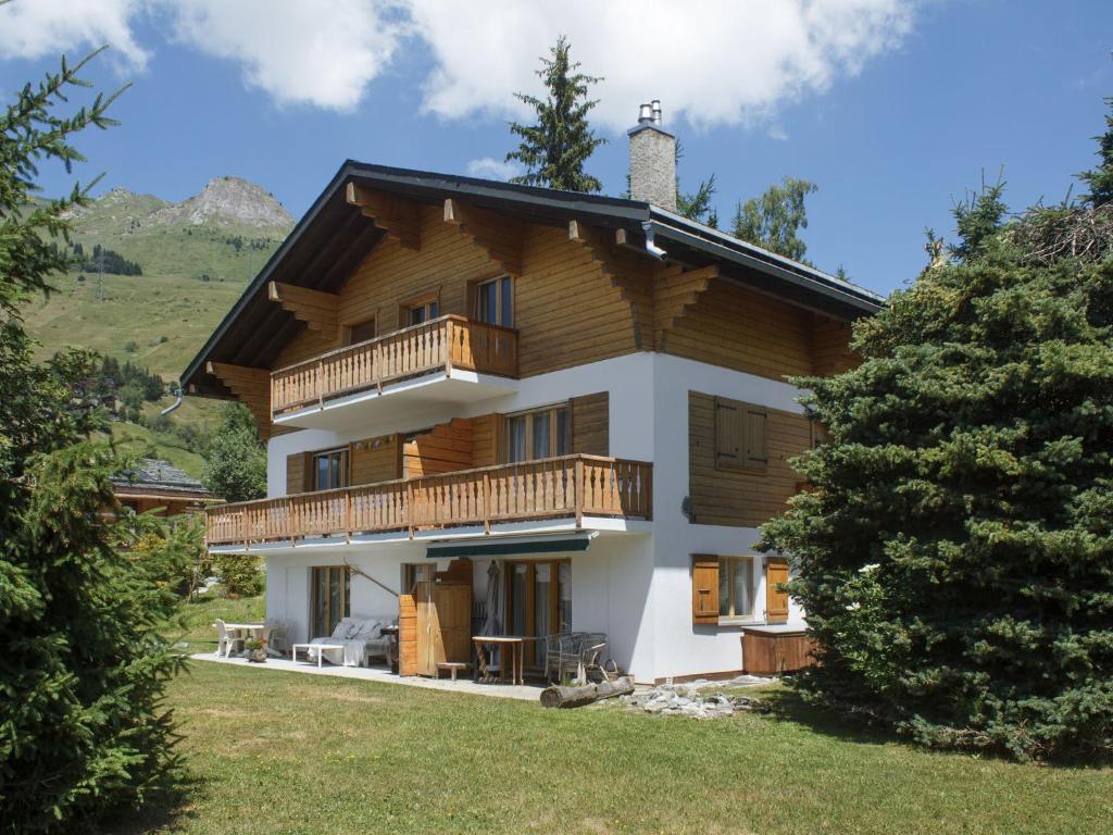 a house in the mountains with a yard at Apartment Baudrier A28 by Interhome in Verbier