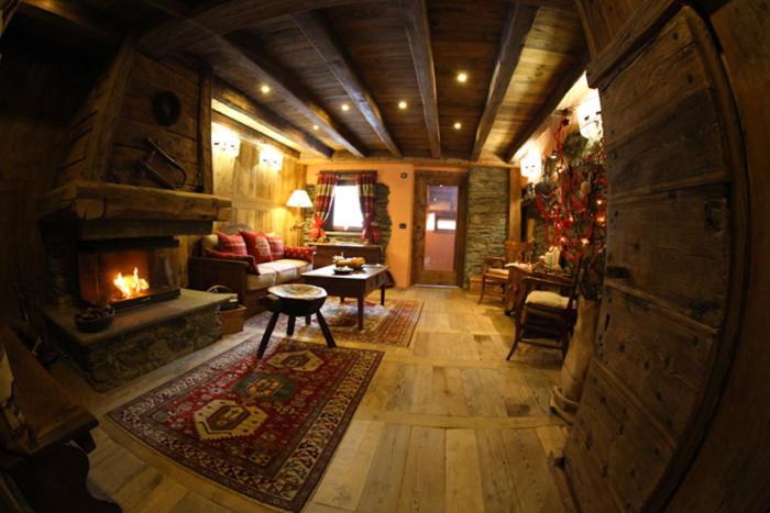 an overhead view of a living room with a fireplace at La Luge D'Antan Maison d'Hôtes & SPA in Brusson