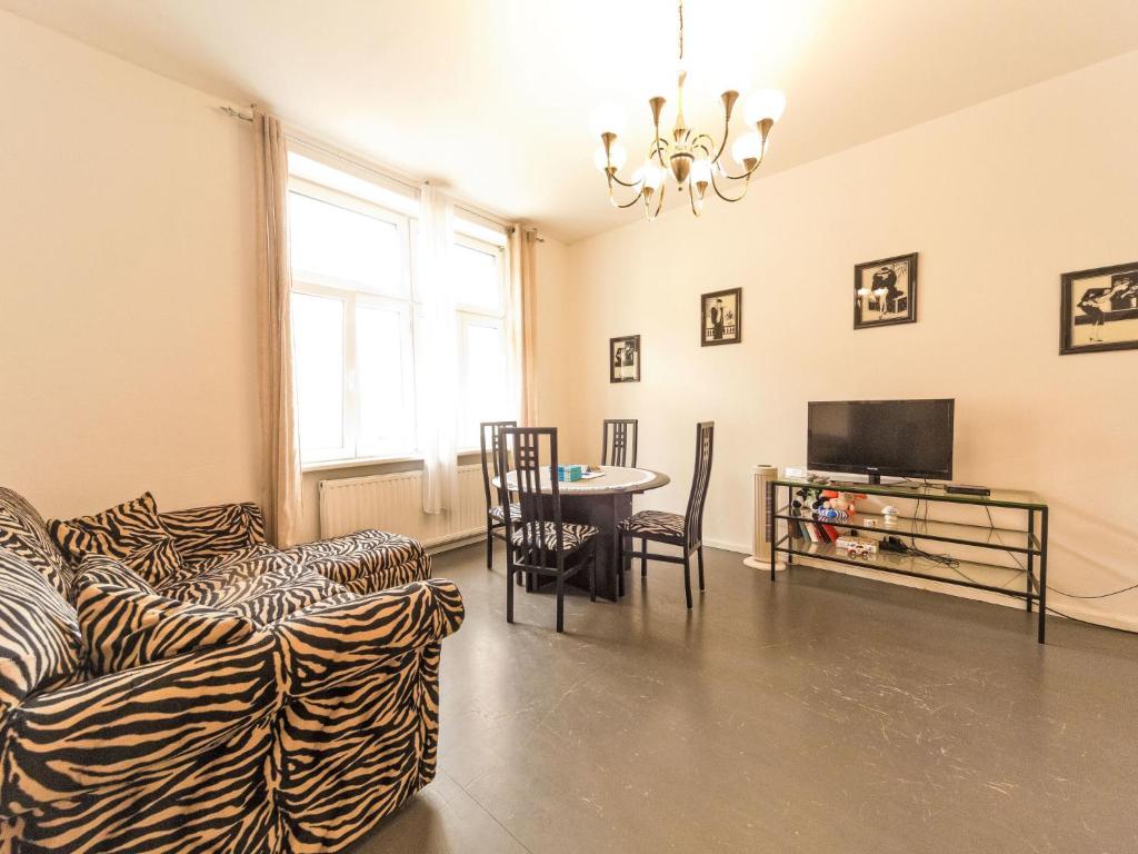 Apartment Große Ferienwohnung in Fünfhaus mit Garten by Interhome