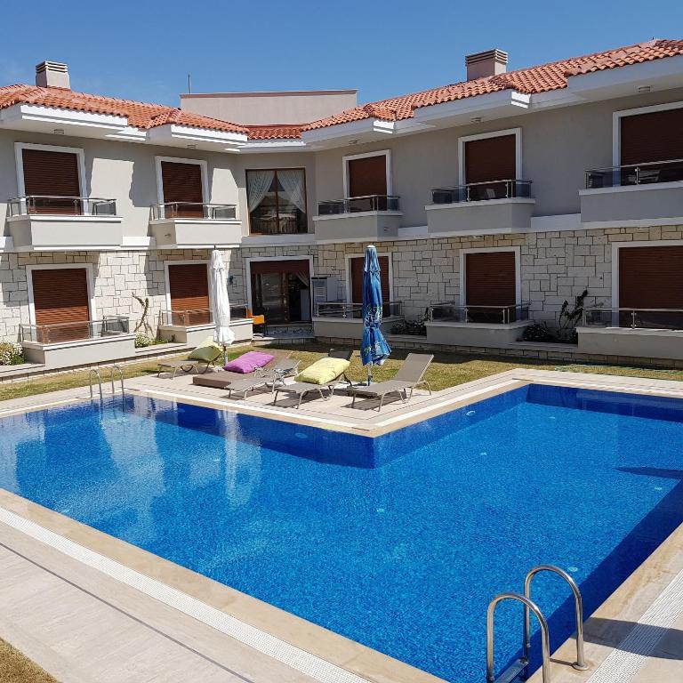 a swimming pool in front of a building at Süreyya Hanım Otel in İzmir