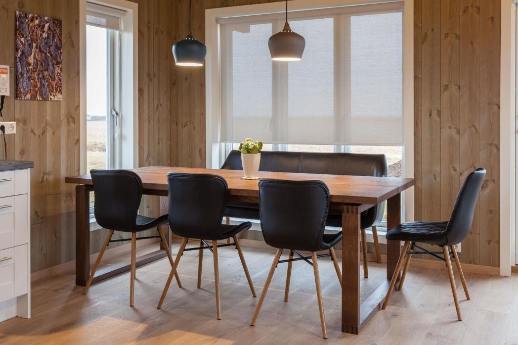 comedor con mesa de madera y sillas en Kornhóll, en Hvolsvöllur