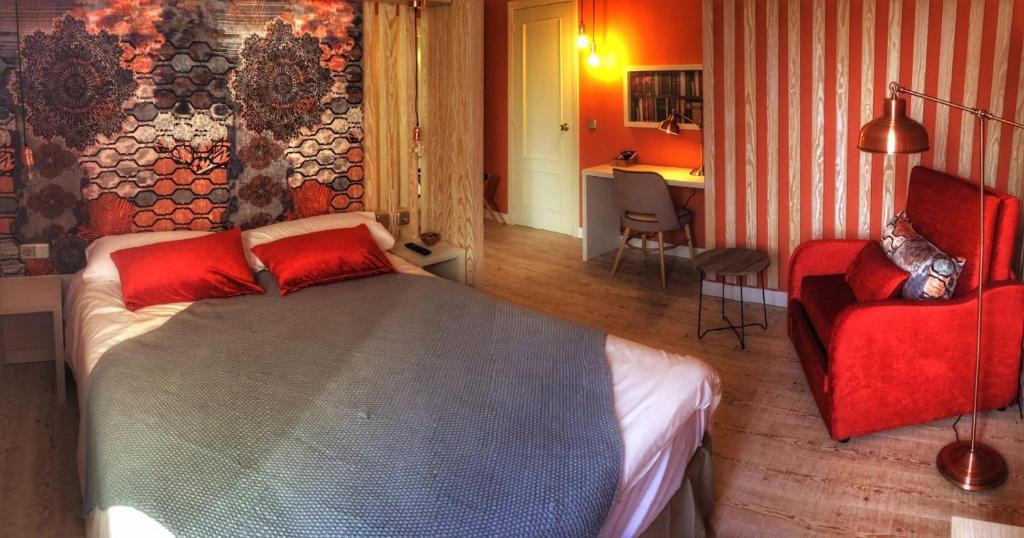 サン・ラファエルにあるHotel Lucíaのベッドルーム1室(ベッド1台、赤い椅子付)