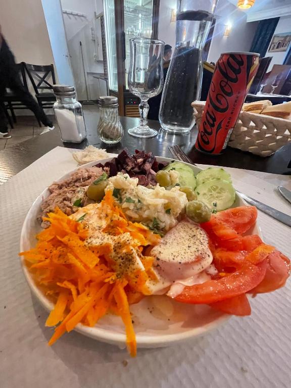 a plate of food with vegetables on a table at chambre propre in Limeil-Brévannes