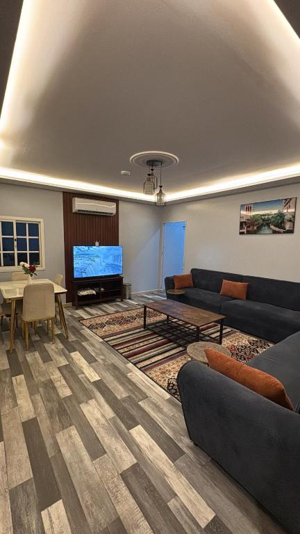 a living room with a couch and a table at شقة وقف الخير اسبوعي وشهري Charity apartment, weekly and monthly in Medina