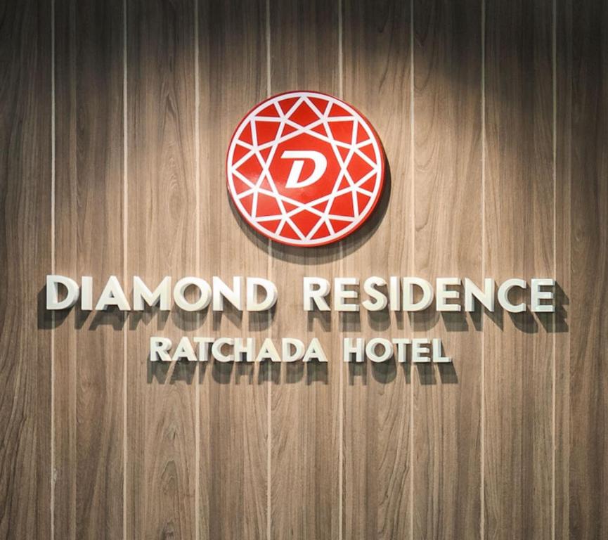 um sinal para a residência diamante do Hotel Raadiadi numa cerca de madeira em Diamond Residence Ratchada em Bangkok