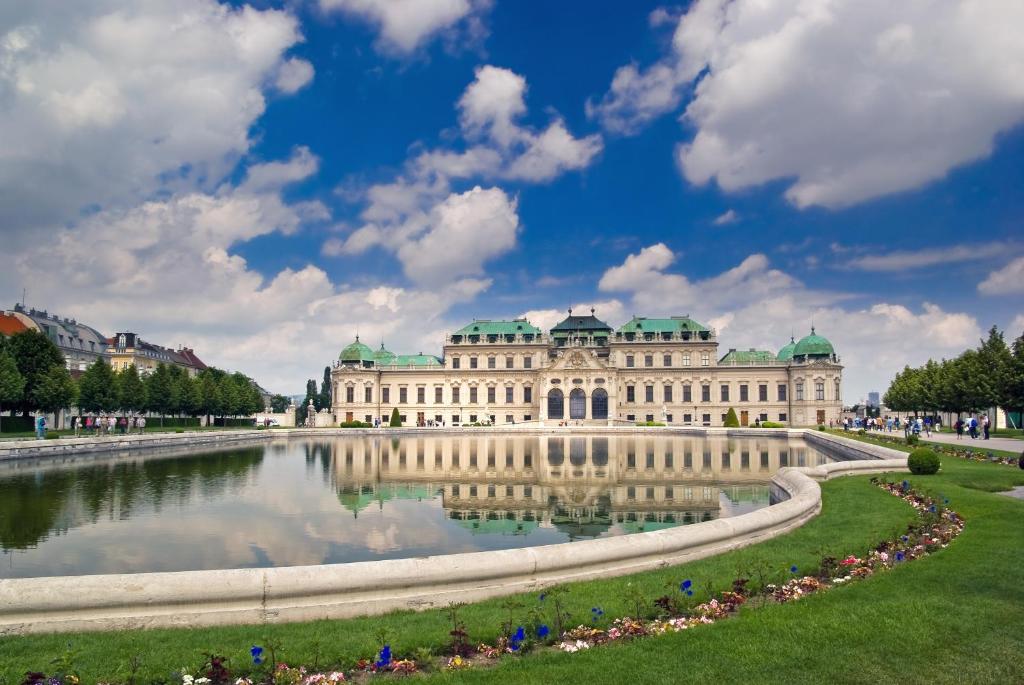 A local landmark close to a szállodákat