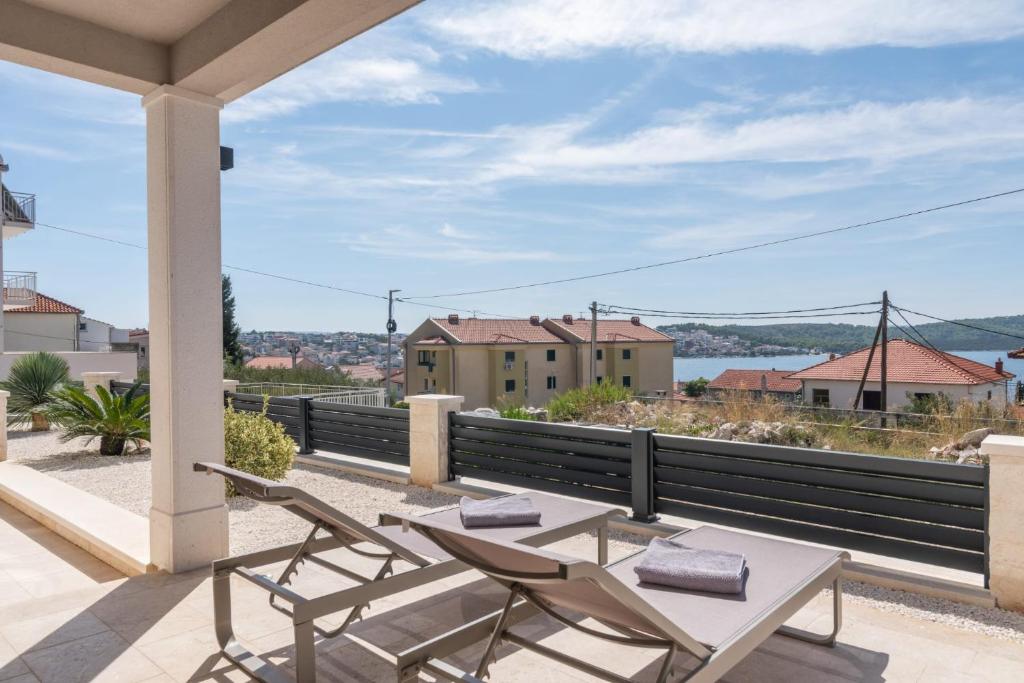 Modern Apartment with Private Jacuzzi Mikis