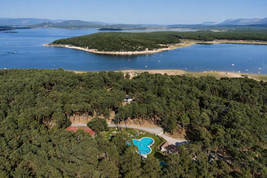 an aerial view of an island in a lake at Kampaoh Picos de Urbión in Abejar
