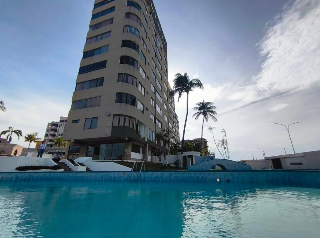 สระว่ายน้ำที่อยู่ใกล้ ๆ หรือใน Apartamento Céntrico PB diagonal al CC La Vela