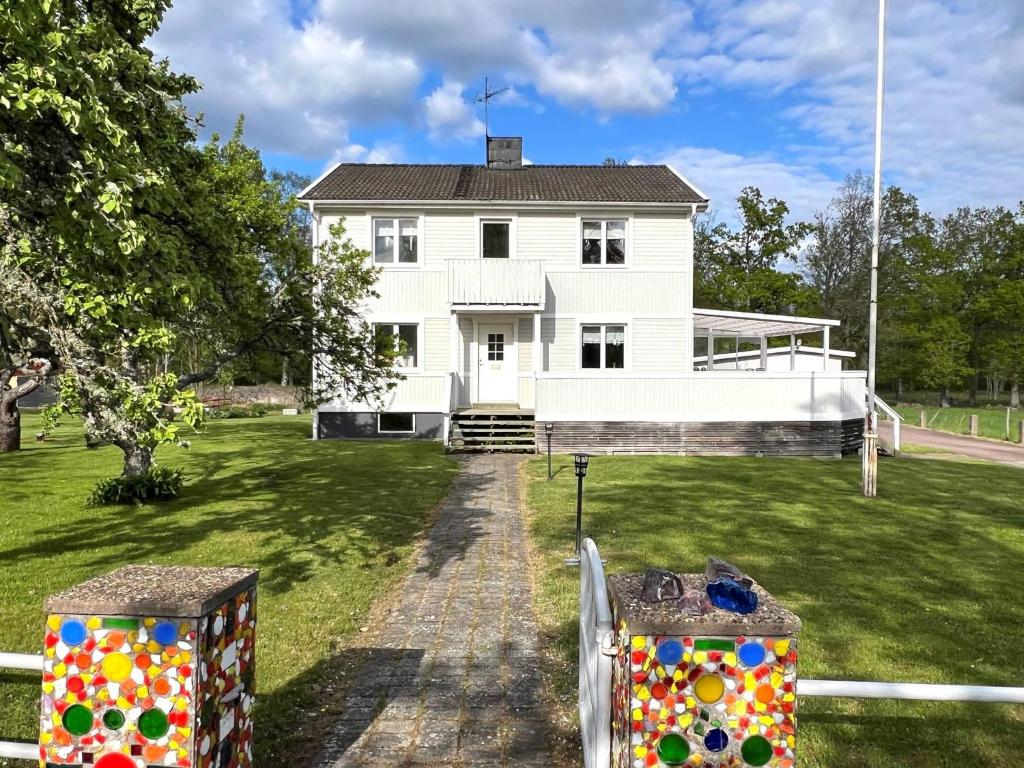 a white house with two trash cans in the yard at Villa Oakfield in Fröseke