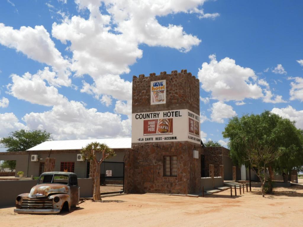 un viejo camión estacionado frente a un edificio en Grunau Country Hotel en Grünau