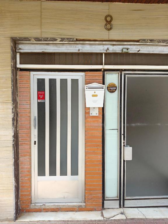 ein Gebäude mit zwei Türen und einem Briefkasten in der Unterkunft Ikenga in Castellón de la Plana