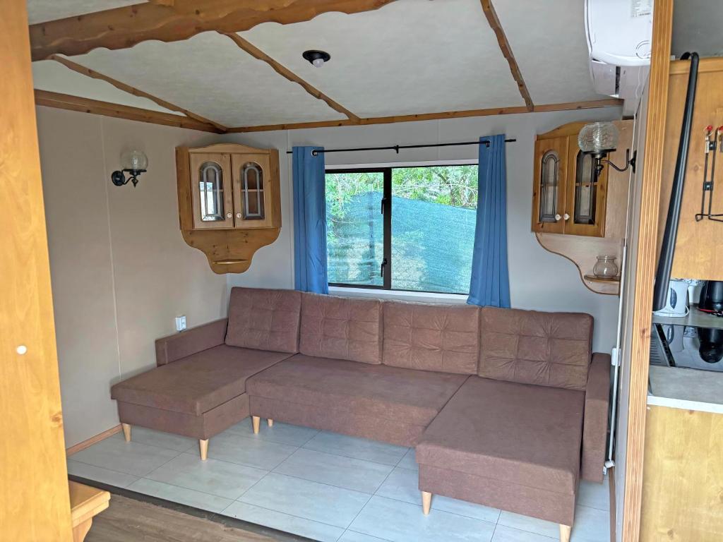 a living room with a couch and a window at Retro Mobilhome in Igal