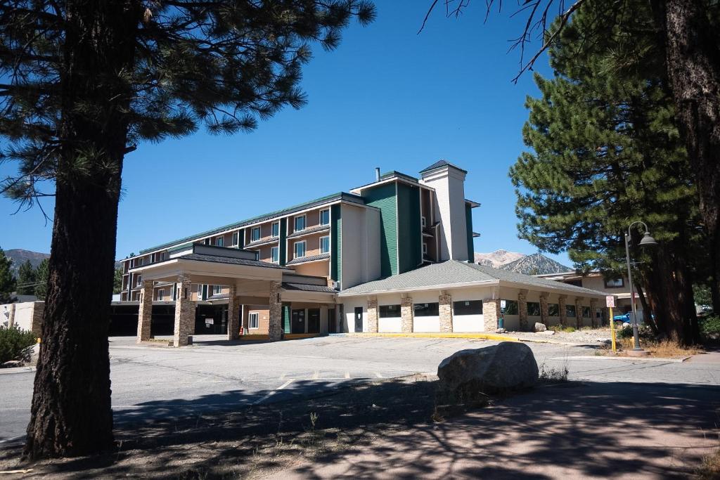 a building with a tree in front of it at Shilo Inn Mammoth Lakes in Mammoth Lakes