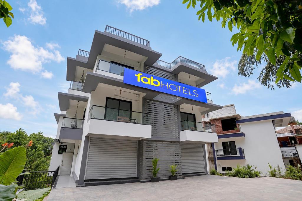a building with a sign that reads toko hotels at FabHotel Casa Mandrem in Mandrem