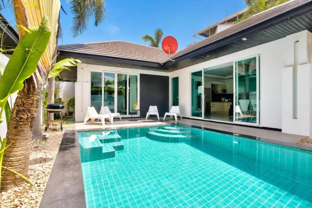 an image of a swimming pool in a villa at Pool Villa Pattaya Jomtien Beach - Palm Oasis C4 in Jomtien Beach