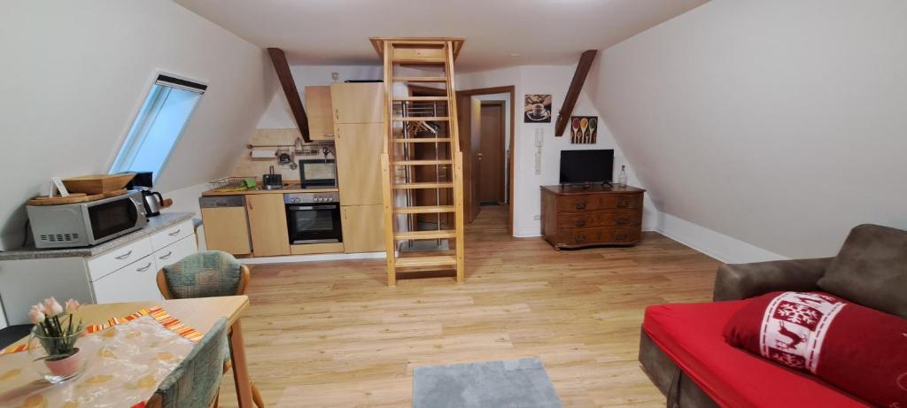 a living room with a couch and a kitchen at Ferienwohnung HEIDI in Donauwörth