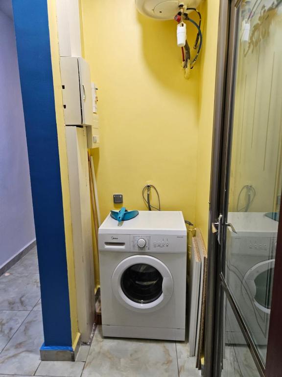 a washer and dryer in a small room at Hot Payton in Mamoudzou