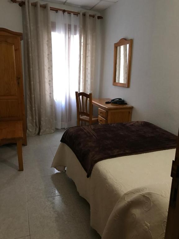 Cama o camas de una habitación en Hostal Alcázar
