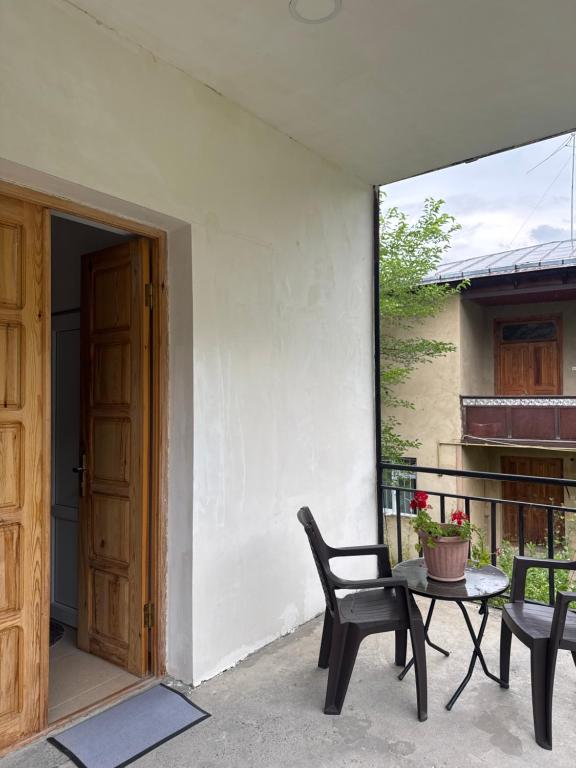 a patio with a table and chairs and a door at Guest House GT in Oni