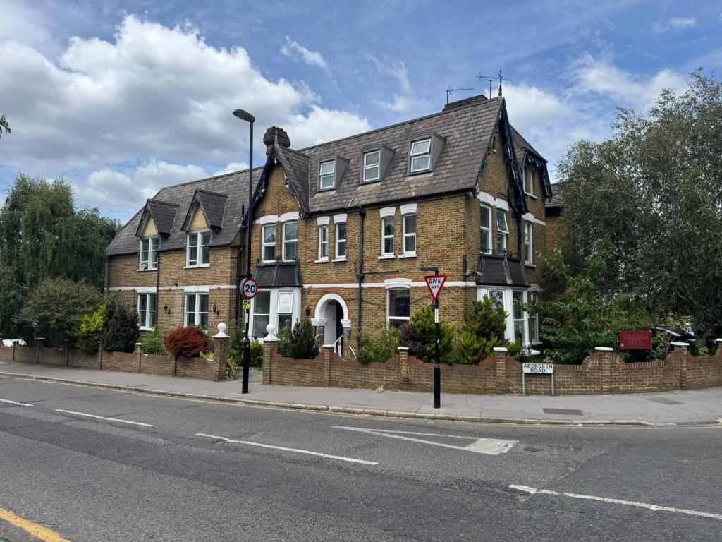 a large brick building on the corner of a street at The Kirkdale Hotel in Croydon