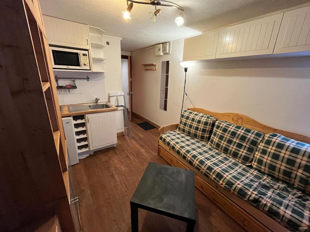 a living room with a couch and a kitchen at Cool ski Tignes chalet relax in Tignes