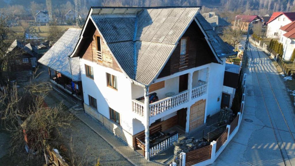 an overhead view of a house with a metal roof at CASA R&D in Moisei