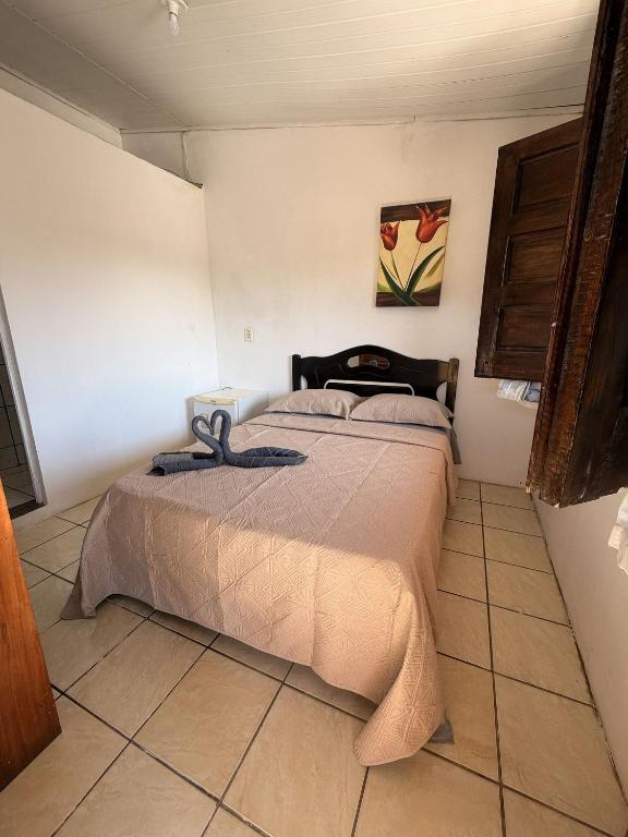 a bedroom with a bed in a room at Pousada Gire in Itacaré