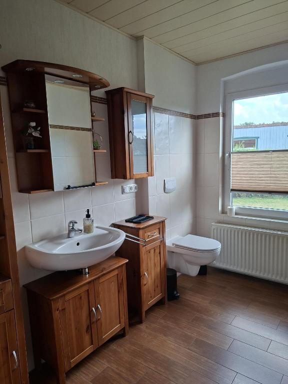 a bathroom with a sink and a toilet at Einfamilienhaus 