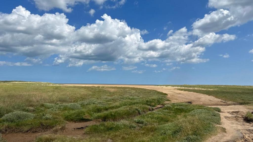 a dirt road in the middle of a field at 2 Bedroom cosy chalet Mablethorpe in Mablethorpe