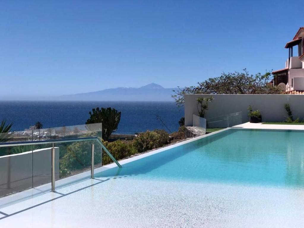 a swimming pool with a view of the ocean at Paraísos de Agaete in Puerto de las Nieves