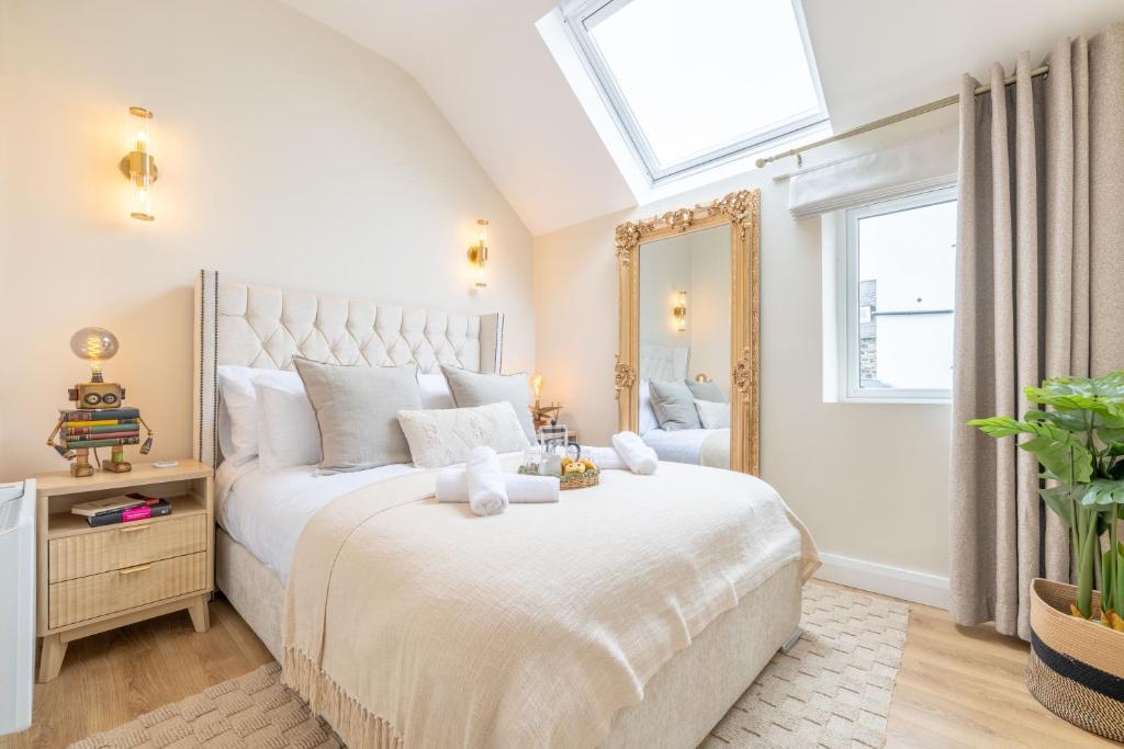 The Secret Garden, Donaghadee - The Beach House - Hot Tub - Tiki Bar - Games Room - Sleeps 6 - Housity