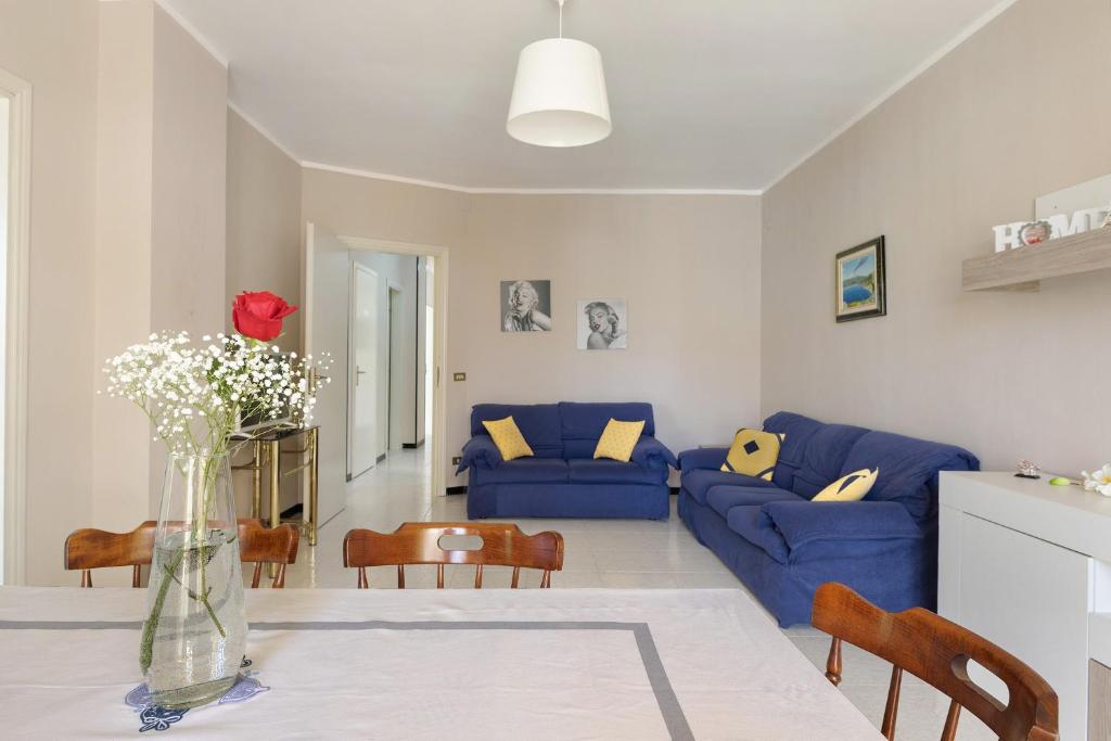 a living room with blue couches and a table at Appartamento Rina Centro Sicilia in Pietraperzia