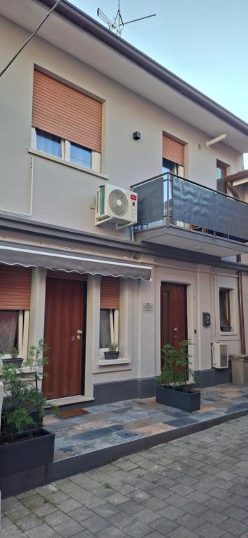 a building with a balcony on top of it at Via Roma Residence in Maniago