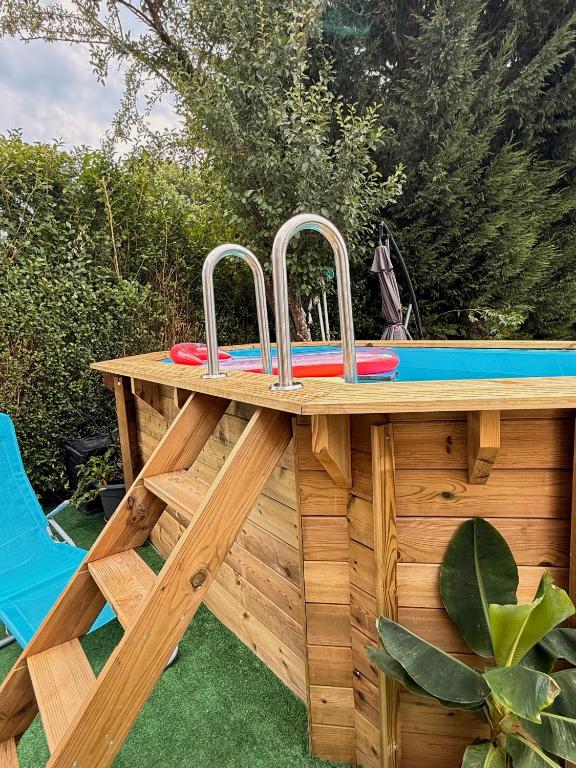 a wooden table with two frisbees on it at Le Cocoon caché avec piscine parking,terrasse au calme appartement très frais ! in Sarreguemines