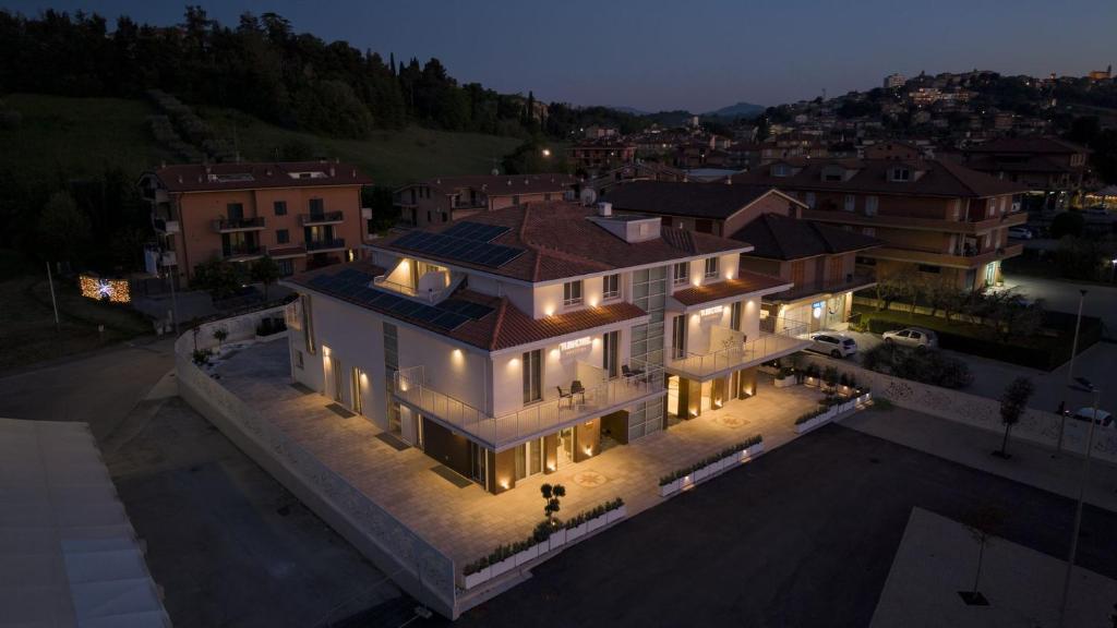 an overhead view of a large house at night at TubHotel in Grottazzolina