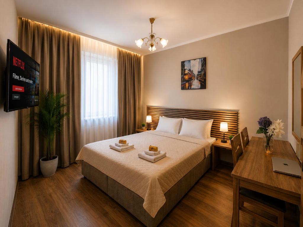 ein Hotelzimmer mit Bett und Schreibtisch in der Unterkunft Hotel M in Nürnberg
