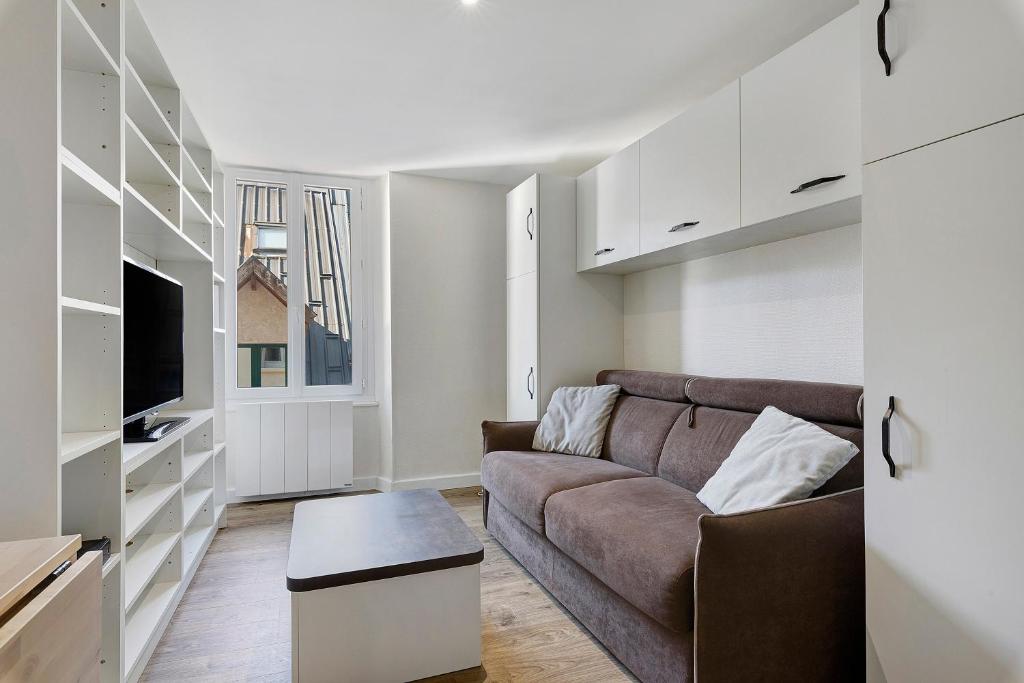 a living room with a couch and a tv at Petit cocon cosy en hyper centre in Villard-de-Lans