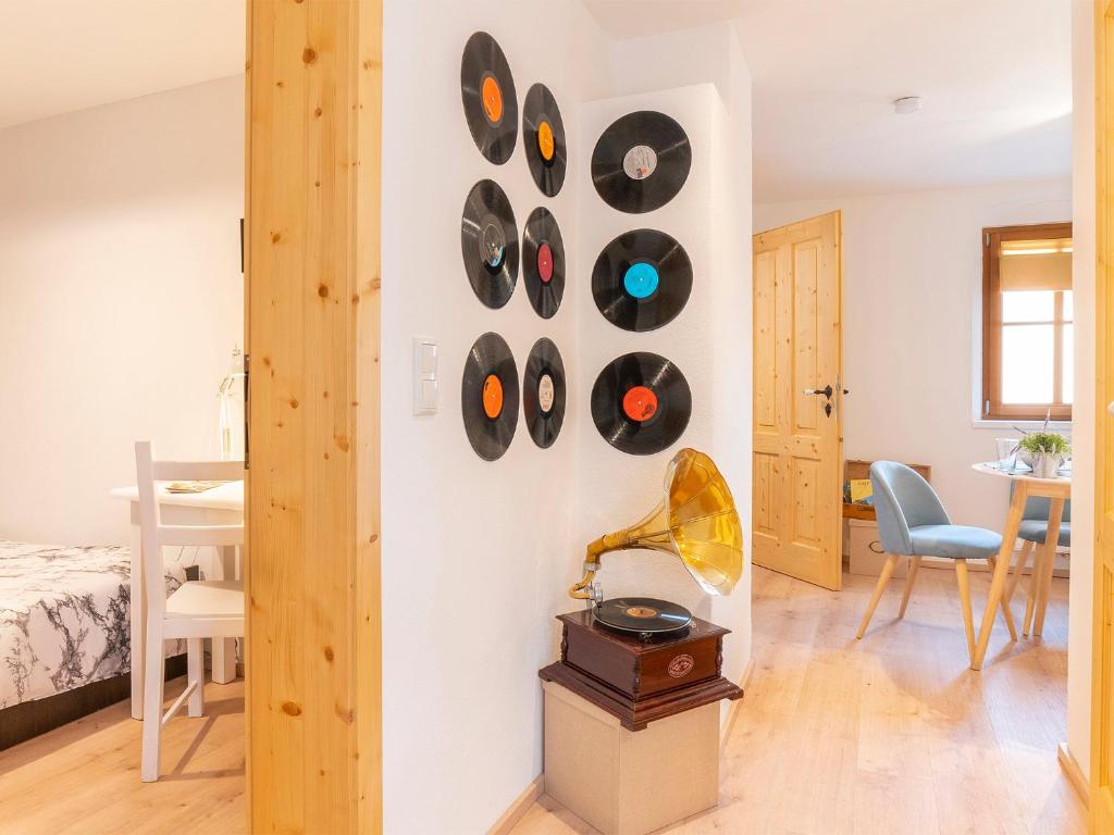 ein Raum mit einer Wand, an der Schallplatten hängen in der Unterkunft Mr Franks in Sulzbach-Rosenberg