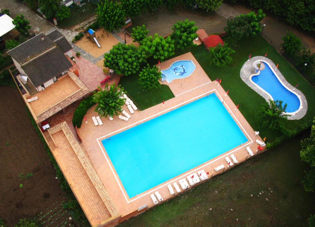 an overhead view of a large swimming pool at Càmping l'Alguer in Les Planes d'Hostoles
