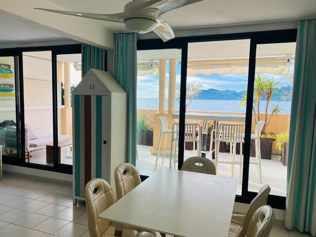 Le panoramique - face à la mer - terrasse de 20m2 et piscines